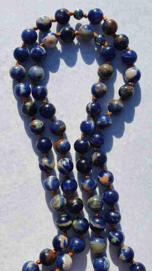 Sodalith (mit Calcit) -Mala – Bild 7