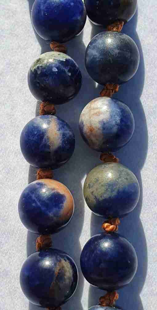 Sodalith (mit Calcit) -Mala – Bild 9