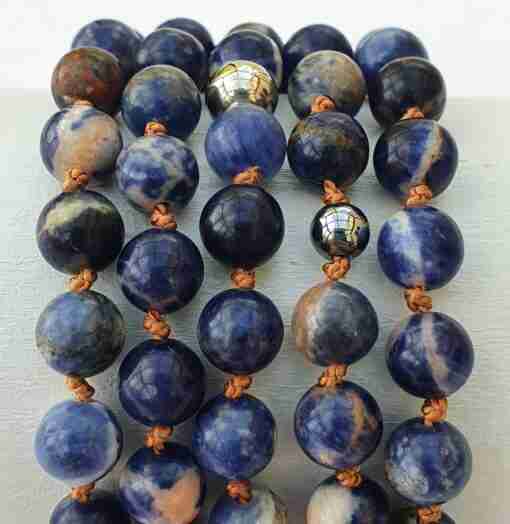 Sodalith (mit Calcit) -Mala – Bild 2