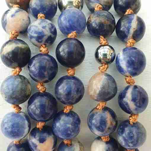 Sodalith (mit Calcit) -Mala – Bild 12