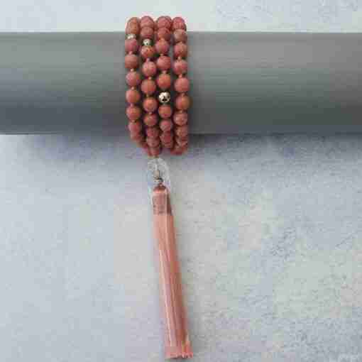 Thulit (Mangan-Zoisit) -Mala (1) mit Seidenquaste – Bild 10