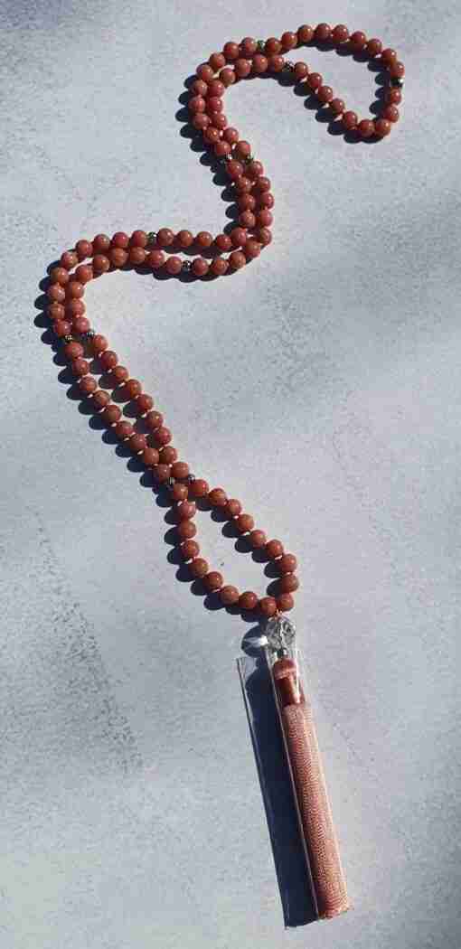 Thulit (Mangan-Zoisit) -Mala (1) mit Seidenquaste – Bild 3