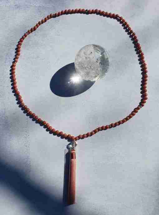 Thulit (Mangan-Zoisit) -Mala (1) mit Seidenquaste – Bild 4