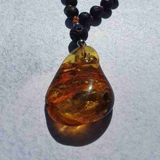 Lava-Mala mit Bernstein-Anhänger – Bild 5