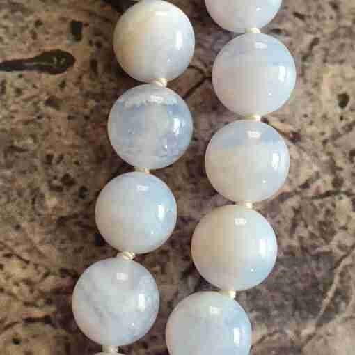 Blau gebänderte Chalcedon („Chalcedonachat“) -Mala mit blauem Chalcedon-Anhänger + Armband – Bild 18