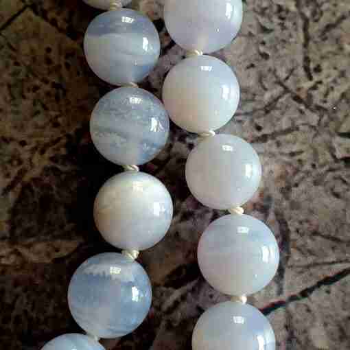 Blau gebänderte Chalcedon („Chalcedonachat“) -Mala mit blauem Chalcedon-Anhänger + Armband – Bild 19