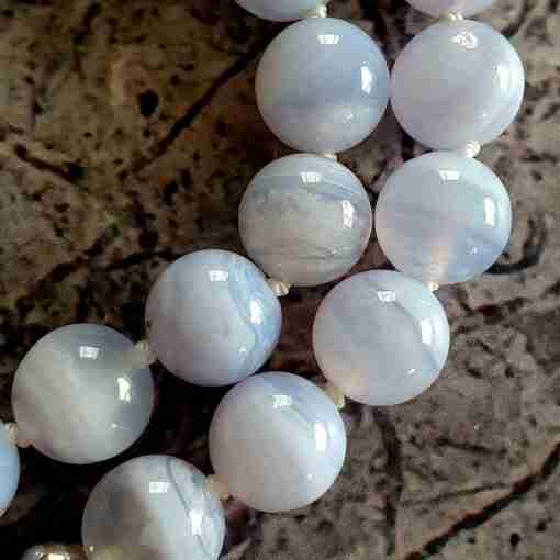 Blau gebänderte Chalcedon („Chalcedonachat“) -Mala mit blauem Chalcedon-Anhänger + Armband – Bild 21