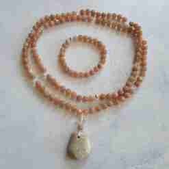 Pfirsichfarbene Mondstein-(Bergkristall)-weiße Aventurinquarz-Mala + Armband