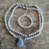 Blau gebänderte Chalcedon („Chalcedonachat“) -Mala mit blauem Chalcedon-Anhänger + Armband
