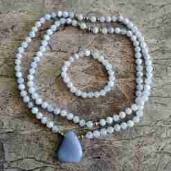 Blau gebänderte Chalcedon („Chalcedonachat“) -Mala mit blauem Chalcedon-Anhänger + Armband