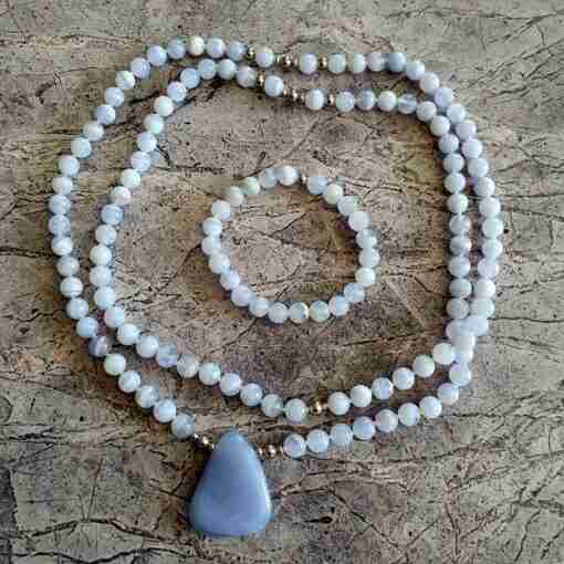 Blau gebänderte Chalcedon („Chalcedonachat“) -Mala mit blauem Chalcedon-Anhänger + Armband