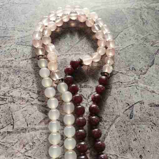Weiße Achat-Lepidolith-Rosenquarz-Mala mit Edelstahlanhänger + Armband – Bild 11
