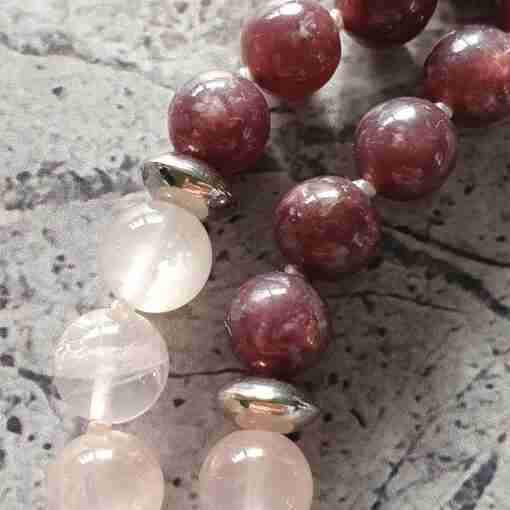 Weiße Achat-Lepidolith-Rosenquarz-Mala mit Edelstahlanhänger + Armband – Bild 19