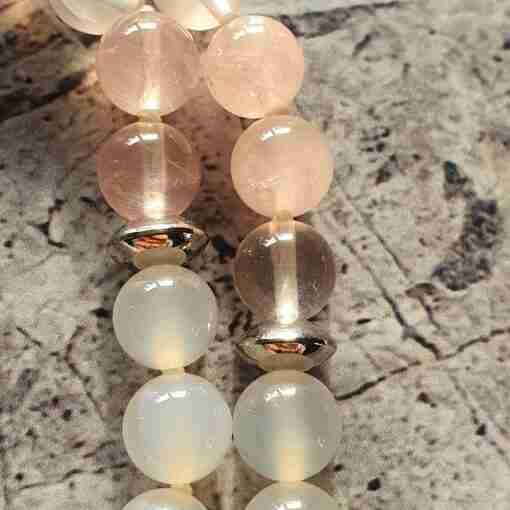Weiße Achat-Lepidolith-Rosenquarz-Mala mit Edelstahlanhänger + Armband – Bild 21