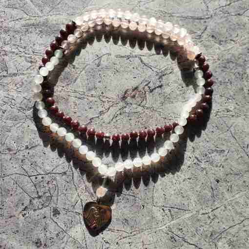 Weiße Achat-Lepidolith-Rosenquarz-Mala mit Edelstahlanhänger + Armband – Bild 3