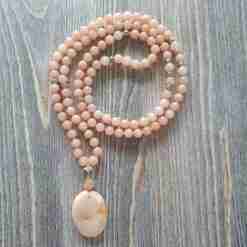 Rosafarbene Aventurinquarz-Mala mit rosa-orangefarbenem Skolezit