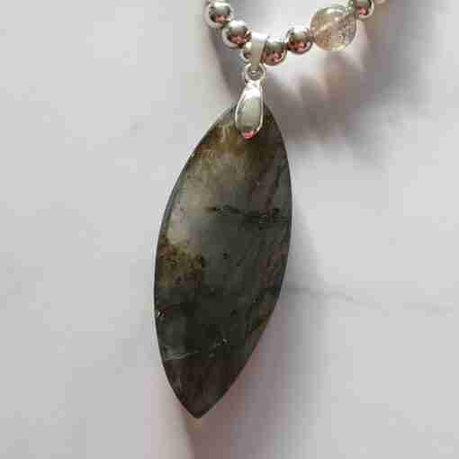 Labradorit-Mala (3) mit Labradorit-Navette – Bild 8