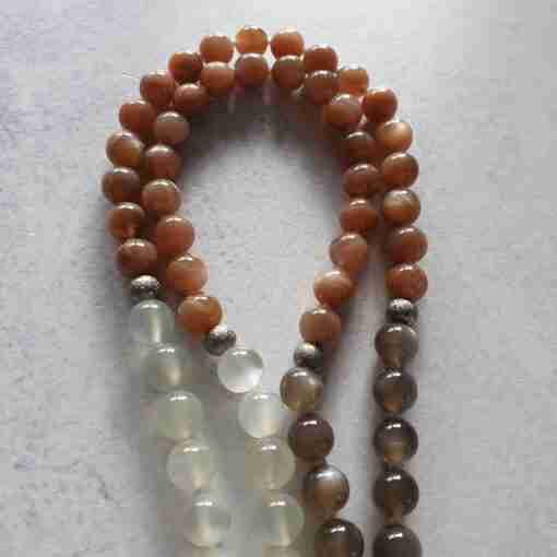 Mehrfarbige Mondstein-Mala mit Edelstahlanhänger + Armband – Bild 10