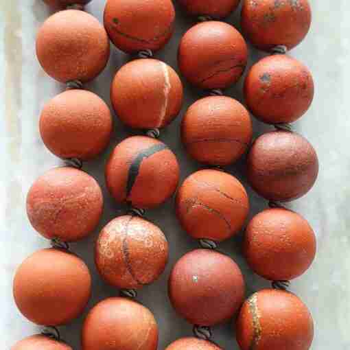 Rote Jaspis-Mala, matt, mit Seidenquaste – Bild 2