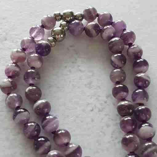Amethystquarz ("Chevron-Amethyst") -Mala mit Edelstahlanhänger + Armband – Bild 12
