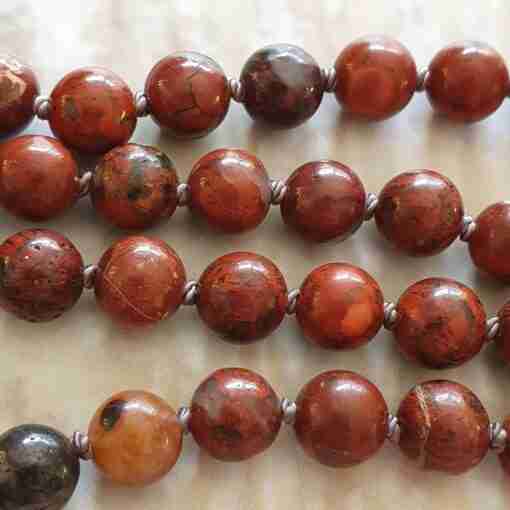 Jaspis ("Brekzien-Jaspis") -Mala mit passendem Armband – Bild 12