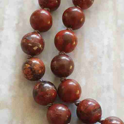 Jaspis ("Brekzien-Jaspis") -Mala mit passendem Armband – Bild 13