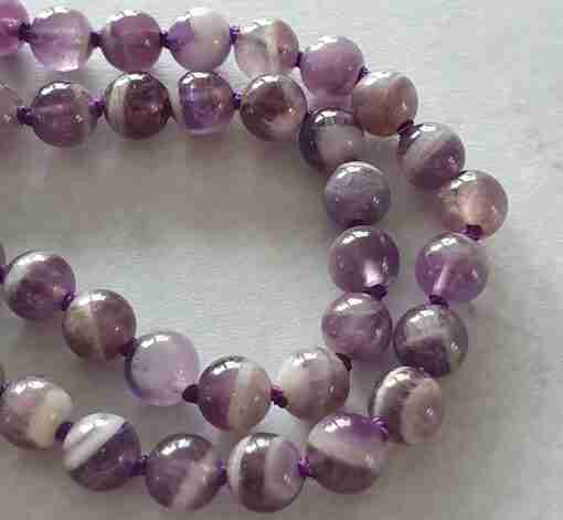 Amethystquarz ("Chevron-Amethyst") -Mala mit Edelstahlanhänger + Armband – Bild 14