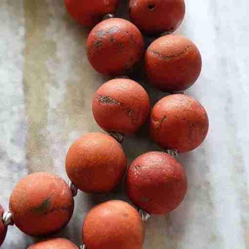 Rote Jaspis-Mala, matt, mit Seidenquaste – Bild 15