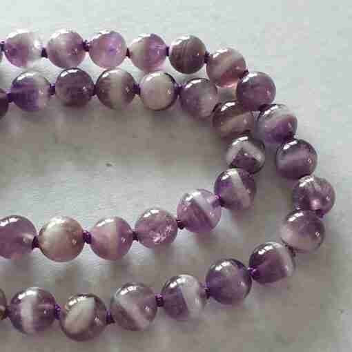 Amethystquarz ("Chevron-Amethyst") -Mala mit Edelstahlanhänger + Armband – Bild 15