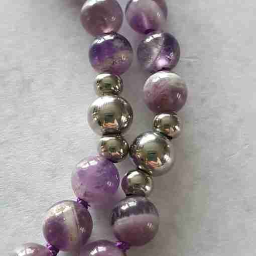 Amethystquarz ("Chevron-Amethyst") -Mala mit Edelstahlanhänger + Armband – Bild 16