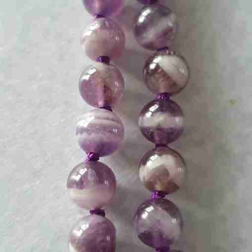 Amethystquarz ("Chevron-Amethyst") -Mala mit Edelstahlanhänger + Armband – Bild 19