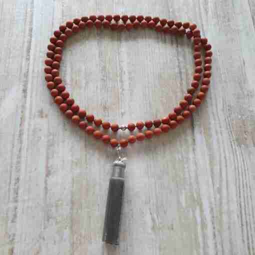 Rote Jaspis-Mala, matt, mit Seidenquaste – Bild 3
