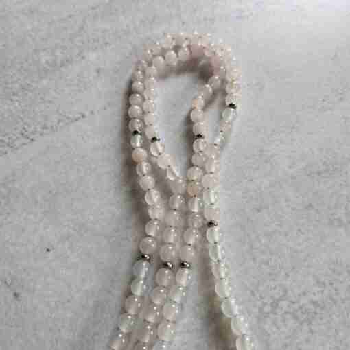 Weiße Achat ("Friedensachat")-Rosenquarz-Mala mit Edelstahlanhänger – Bild 9