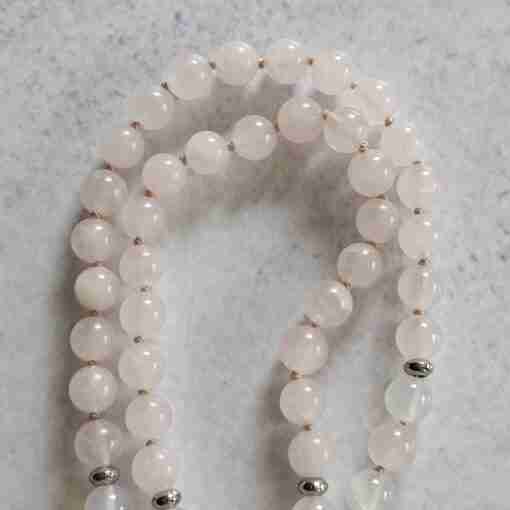 Weiße Achat ("Friedensachat")-Rosenquarz-Mala mit Edelstahlanhänger – Bild 10