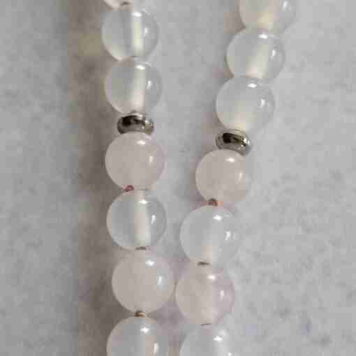 Weiße Achat ("Friedensachat")-Rosenquarz-Mala mit Edelstahlanhänger – Bild 12