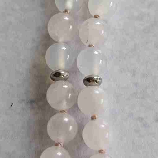 Weiße Achat ("Friedensachat")-Rosenquarz-Mala mit Edelstahlanhänger – Bild 13