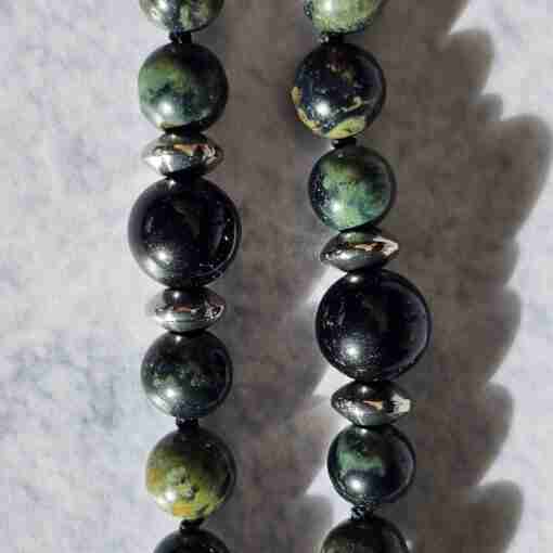 Eldarit (“Kabambastein”) -Obsidian-Mala mit Seidenquaste: – Bild 13