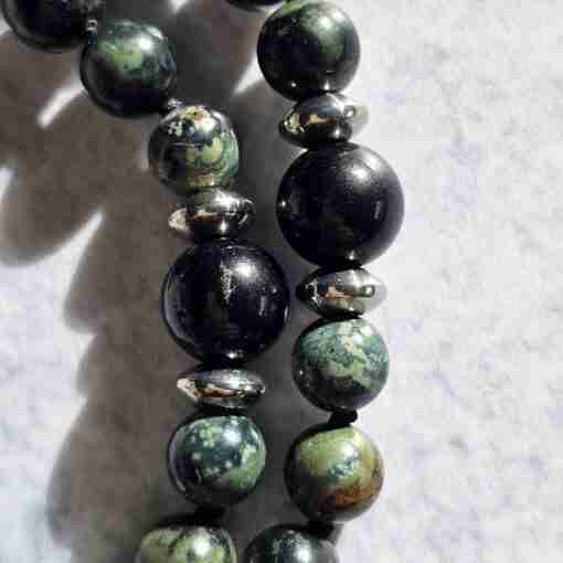 Eldarit (“Kabambastein”) -Obsidian-Mala mit Seidenquaste: – Bild 15