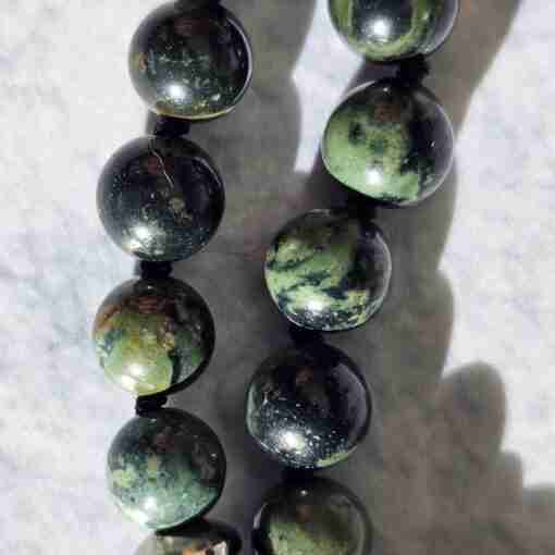 Eldarit (“Kabambastein”) -Obsidian-Mala mit Seidenquaste: – Bild 17