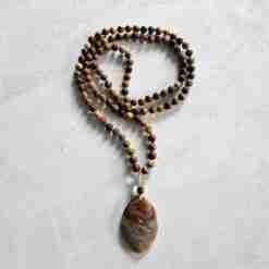 Gelbe, rote und braune Achat-Mala mit "Crazy Lace"-Achat-Anhänger