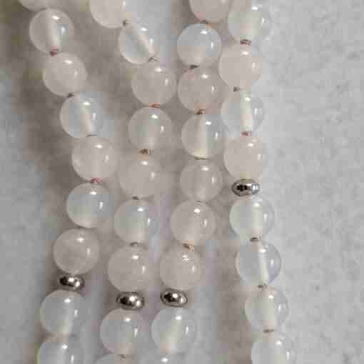 Weiße Achat ("Friedensachat")-Rosenquarz-Mala mit Edelstahlanhänger – Bild 2