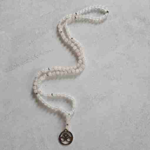 Weiße Achat ("Friedensachat")-Rosenquarz-Mala mit Edelstahlanhänger – Bild 4