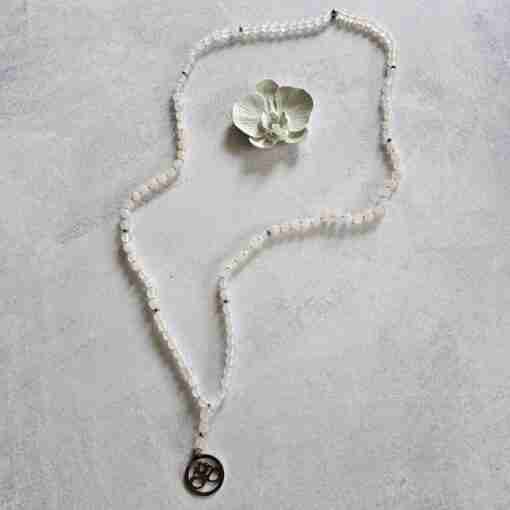 Weiße Achat ("Friedensachat")-Rosenquarz-Mala mit Edelstahlanhänger – Bild 5