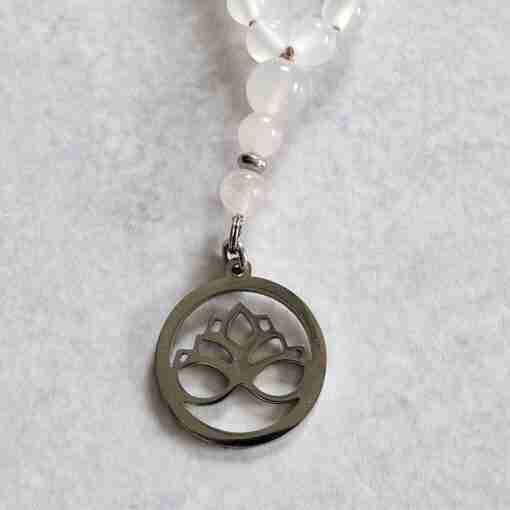 Weiße Achat ("Friedensachat")-Rosenquarz-Mala mit Edelstahlanhänger – Bild 6