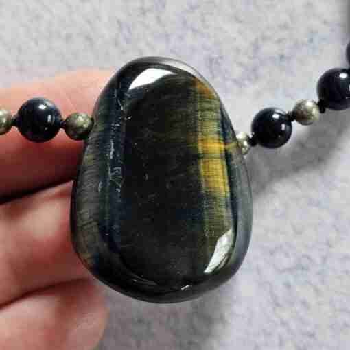 Falkenaugen-Pyrit-Mala mit Falkenaugen-Anhänger – Bild 6