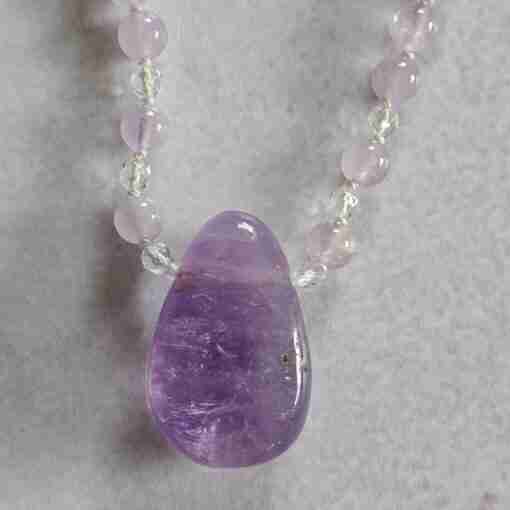 Amethyst ("Lavendelamethyst") -Bergkristall (facettiert) -Mala mit „Lavendelamethyst“-Anhänger – Bild 6