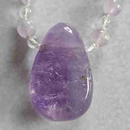 Amethyst ("Lavendelamethyst") -Bergkristall (facettiert) -Mala mit „Lavendelamethyst“-Anhänger – Bild 7