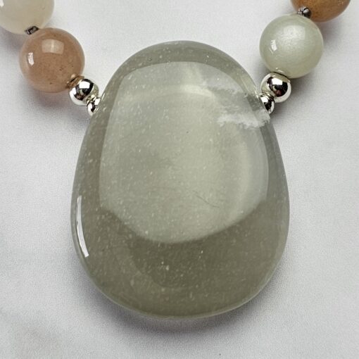 Mondstein-Mala, verschiedenfarbig, mit grauem Mondstein-Anhänger und Armband – Bild 10