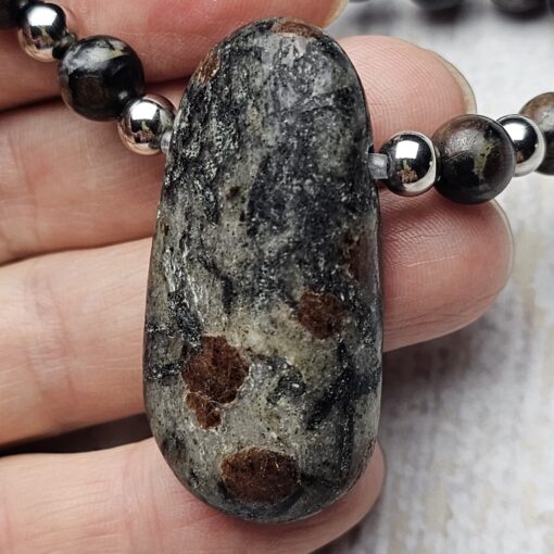 Hornblende-Mala mit Hornblende-Anhänger und Armband – Bild 11