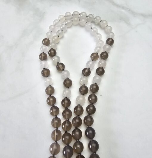 Achat-Mala, grau und weiß, mit weißem Drusenachat-Anhänger und Armband – Bild 13